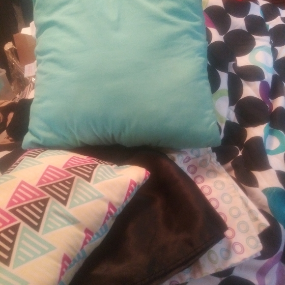 Twin bedding set 10 pc set. - Picture 4 of 5